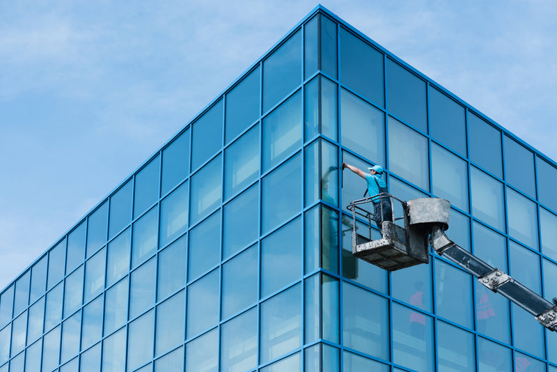 Fassadenreinigung eines modernen Bürogebäudes – Glasreinigung und Gebäudepflege in großer Höhe